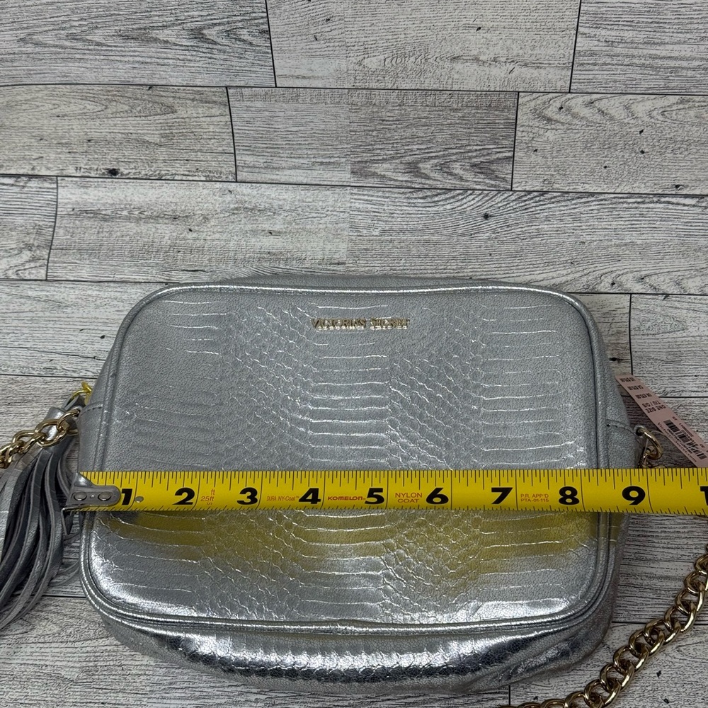 NWT- Victoria’s Secret Silver Snake Skin Crossbody Bag with Tassel & Gold Chain - Picture 7 of 10